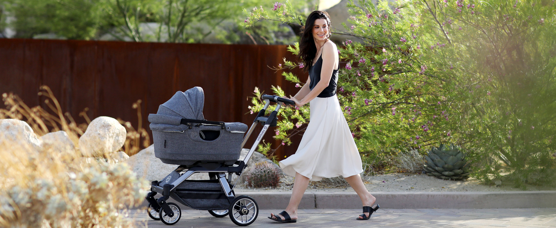 婴儿睡篮展示图